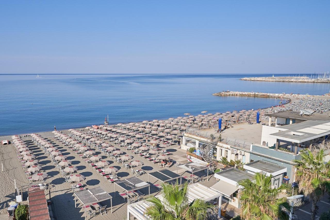 Palace Lido Hotel & Suites Marina di Cecina Exterior photo